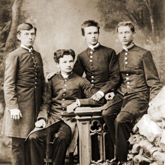 Józef Piłsudski (trzeci z lewej) był uczniem zdolnym, lecz dość krnąbrnym. I niechętnie mówił po rosyjsku.