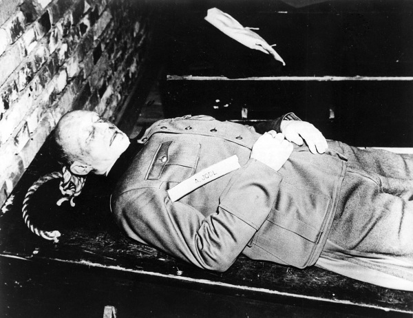 Śmierć przez powieszenie była karą wymierzoną wielu nazistowskim zbrodniarzom. Na zdjęciu Alfred Jodl (fot. domena publiczna)