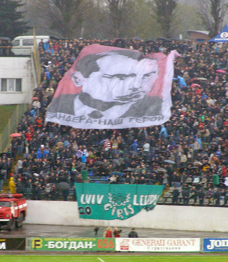 Dosłowny kult Bandery jako bohatera narodowego eksplodował po 1989 roku. Na zdjęciu Sektorówka kibiców Karpat Lwów, przedstawiająca wizerunek Stepana Bandery z napisem „Bandera – nasz bohater”, podczas meczu z Szachtarem Donieck (15 kwietnia 2010).