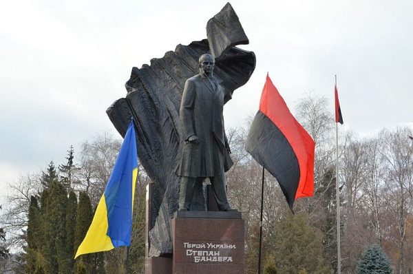 Bandera upamiętniany jest przez swoich "wyznawców" na różne sposoby. Na zdjęciu pomnik w Tarnopolu.
