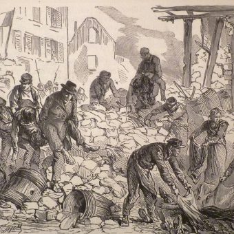 W walkach na ulicach Paryża zginęło nawet kilka tysięcy komunardów. Mieszkańcy pochowali ich w masowych grobach.
