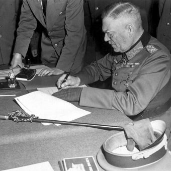 Jednym z sygnatariuszy po stronie niemieckiej był feldmarszałek Wilhelm Keitel.