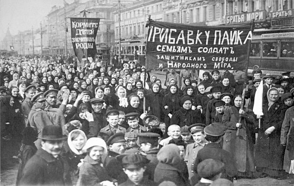 Rewolucja lutowa, która doprowadziła do obalenia caratu, pochłonęła 1382 ofiary. Na zdjęciu protestujący z fabryki Putiłowa. 