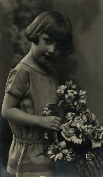 Portret anonimowej dziewczynki. Fotografia z dwudziestolecia międzywojennego