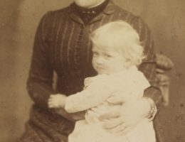 XIX-wieczna fotografia matki z synem na kolanach. Zdjęcie poglądowe.