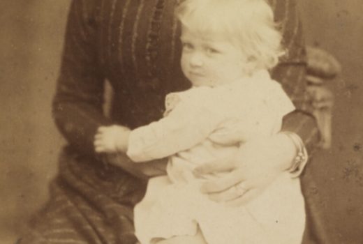 XIX-wieczna fotografia matki z synem na kolanach. Zdjęcie poglądowe.