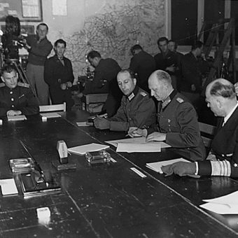 Bezwarunkowa kapitulacja III Rzeszy oznaczała koniec wojny w Europie. Po niej można było przystąpić do przywracania równowagi na wyniszczonym kontynencie...