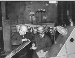 Władze PRL wierzyły, że tworzywa sztuczne wprowadzą PRL w nowoczesność. Na zdjęciu zakład produkcji polietylenu w NRD.