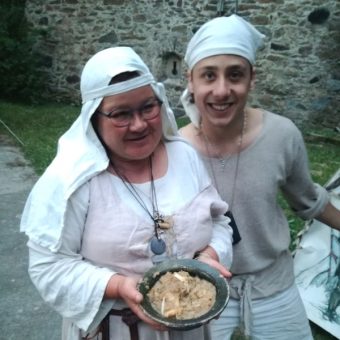 Średniowieczna kucharka Małgorzata Bliskowska wraz ze swoim kuchcikiem (fot. Aleksandra Zaprutko-Janicka)