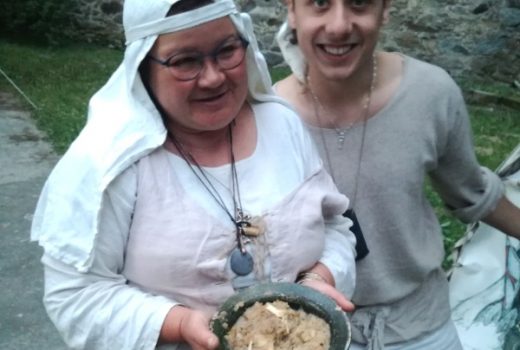 Średniowieczna kucharka Małgorzata Bliskowska wraz ze swoim kuchcikiem (fot. Aleksandra Zaprutko-Janicka)