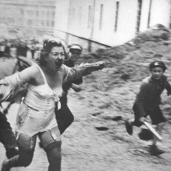 Żołnierze Wehrmachtu podburzali miejscową ludność do pogromu.