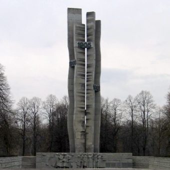 Walkę powstańców upamiętnia wzniesiony w Łodzi pomnik.