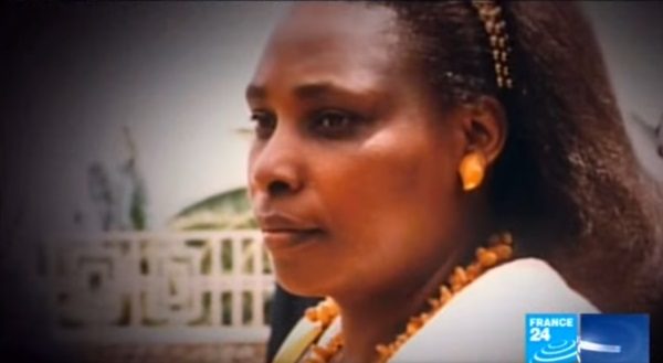 Agathe Habyarimana w materiale przygotowanym przez francuską telewizję France24 (screen z serwisu Youtube.com)