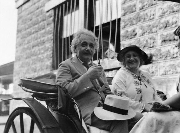 Albert Einstein z żoną (fot. domena publiczna).