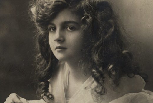 Dziewczyna z koszyczkiem kwiatków. Fotografia z początku XX wieku