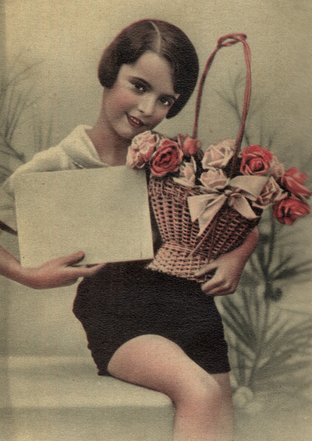 Dziewczynka z koszem róż. Fragment przedwojennej pocztówki