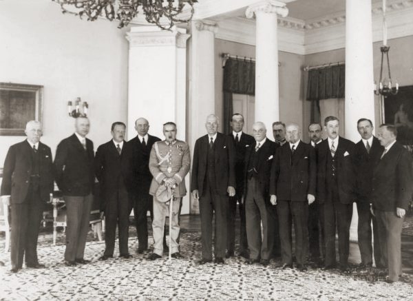 Wywiady udzielane przez Józefa Piłsudskiego po objęciu przez niego funkcji premiera dobitnie pokazywały jego pogardę do istniejącego systemu parlamentarnego. Na zdjęciu rząd Marszałka utworzony 25 sierpnia.