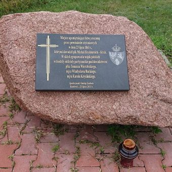 Kamień upamiętniający bitwę pod Kaniwolą. 