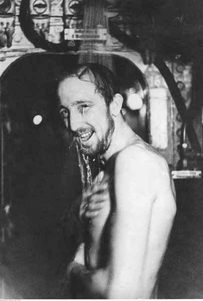 Marynarz biorący prysznic. Fotografia niemiecka z początku lat 40.