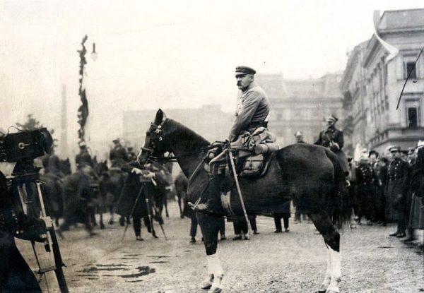 Polityczna walka z endecją zakładała ponadpartyjność Piłsudskiego. Na zdjęciu marszałek w trakcie defilady na placu Saskim (1926).