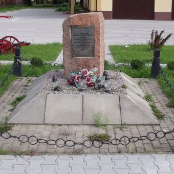 Pomnik upamiętniający bitwę pod Jurkowcami (21 października 1863). 