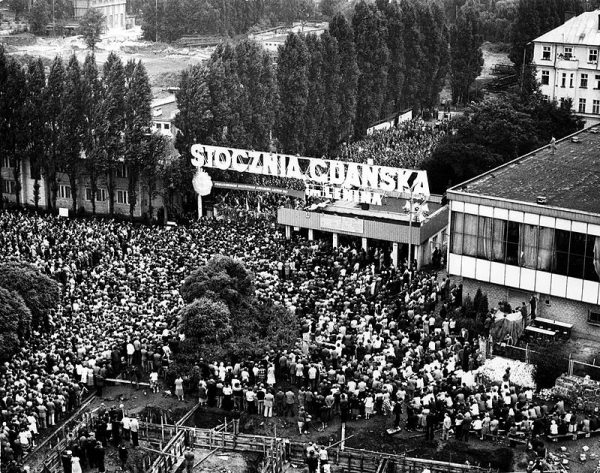 "Solidarność" przyciągała ludzi o bardzo różnych poglądach, pochodzących z różnych warstw społecznych. Na zdjęciu strajk w Gdańsku w sierpniu 1980 roku.