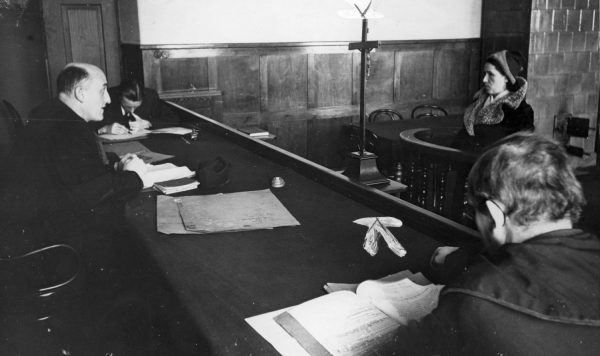Sędzia przesłuchujący kobietę w sądzie grodzkim w Krakowie