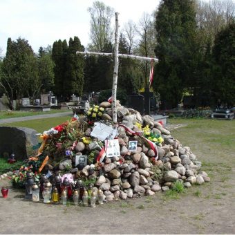 Tymczasowe miejsce pamięci w Kwaterze na Łączce w 2014 r. (fot. Piotr Kononowicz, lic. CC BY-SA 3.0)