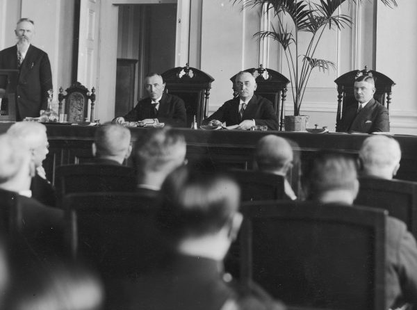 Zjazd Zrzeszenia Sędziów i Prokuratorów RP, 1932 rok. Na sali rzecz jasna sami mężczyźni