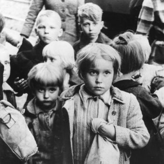Przesiedlenia po II wojnie światowej dotknęły wiele milionów ludzi. Na zdjęciu dzieci z wschodnich Niemiec, przekazanych polskiej administracji, po dotarciu do zachodnioalianckiej strefy okupacyjnej (1948 rok).