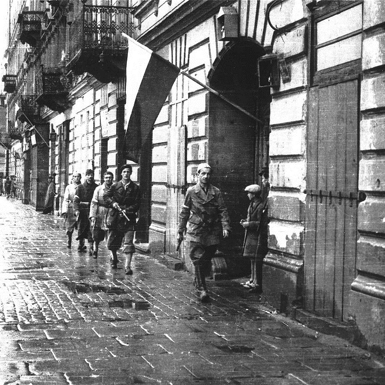 Powstanie rozpoczęło się o godzinie 17.00, oznaczonej jako godzina "W". Na zdjęciu patrol porucznika „Agatona” z batalionu „Pięść” na placu Kazimierza Wielkiego.