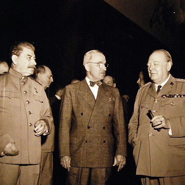 W spotkaniu uczestniczyli Józef Stalin, Harry Truman i Winston Churchill, zastąpiony później przez Clementa Attlee.