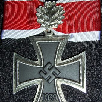 Krzyż żelazny z liśćmi dębu- jedno z odznaczeń nadanych H. Hoppe. 