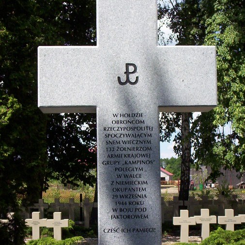 Krzyż z pomnika na cmentarzu w Budach Zosinych, na którym spoczywają polegli w bitwie pod Jaktorowem.