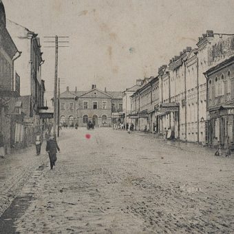 Ulica Rygska oraz stacja kolejowa w Dźwińsku. Fragment pocztówki z 1915 rok.