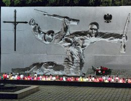Pomnik na cmentarzu w Kałuszynie upamiętniający poległych żołnierzy.