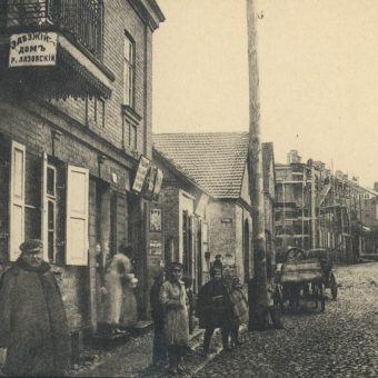 W trakcie wojny polsko-bolszewickiej Lida była aż trzykrotnie areną walk. Na zdjęcie fragment ulicy Kamińskiego, przed 1915 rokiem.