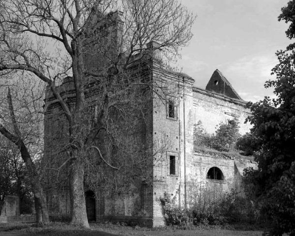 Ruiny polskiego kościoła w Kisielinie (fot. materiały prasowe wydawnictwa Znak Horyzont)