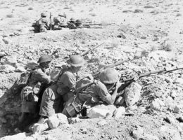 Żołnierze australijscy na pozycjach obronnych pod Tobrukiem.