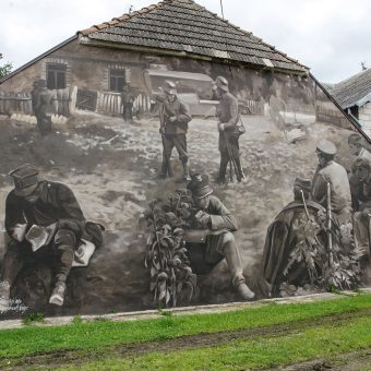 Mural w Wiźnie przedstawiający żołnierzy kapitana Raginisa.