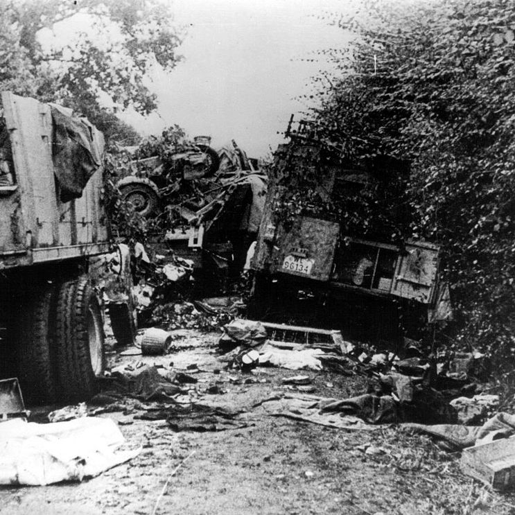 Kolumna niemiecka zniszczona przez polskie czołgi.