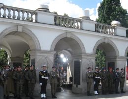 Bitwa pod Tomaszowem Mazowieckim została upamiętniona na Grobie Nieznanego Żołnierza w Warszawie. Na zdjęciu warta honorowa.