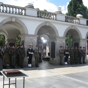 Bitwa pod Tomaszowem Mazowieckim została upamiętniona na Grobie Nieznanego Żołnierza w Warszawie. Na zdjęciu warta honorowa. 
