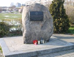 Pomnik upamiętniający Alfreda Dyducha- najmłodszego obrońcę Kempy Oksywskiej.