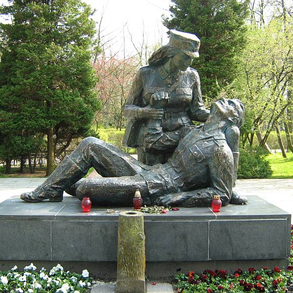 Pomnik sanitariuszki w Kołobrzegu.