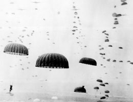 Lądowanie spadochroniarzy brytyjskich w okolicach Arnhem.