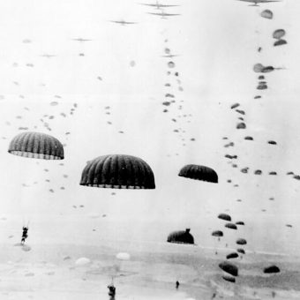 Lądowanie spadochroniarzy brytyjskich w okolicach Arnhem. 