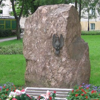 Pomnik upamiętniający 33 pułk w Łomży.