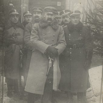 Józef Piłsudski oraz Edward Rydz-Śmigły w trakcie spotkania z oficerami łotewskimi oficerami. Dyneburg, styczeń 1920.
