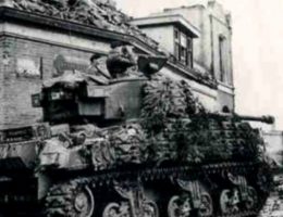 Często w 1944 roku na ulicach Moerdijk mieszkańcy napotykali przejeżdżające czołgi wojskowe.